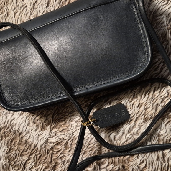 VINTAGE Coach Black Leather Crossbody Bag with Gold Clasp - Picture 5 of 6